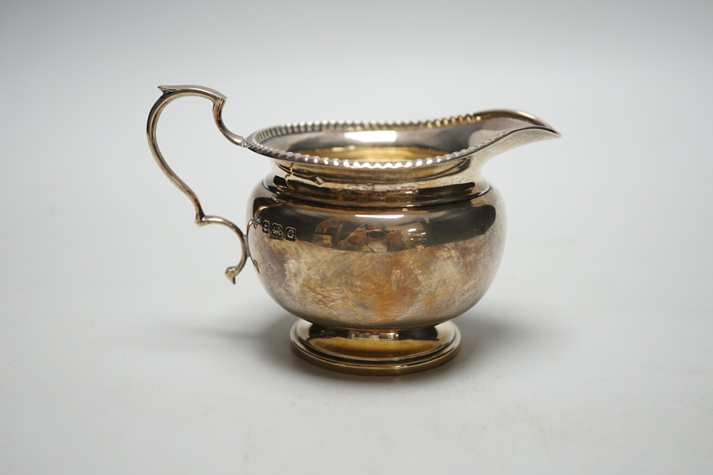 A George V silver cream jug, Harrods Ltd, Birmingham, 1931, 95 grams.